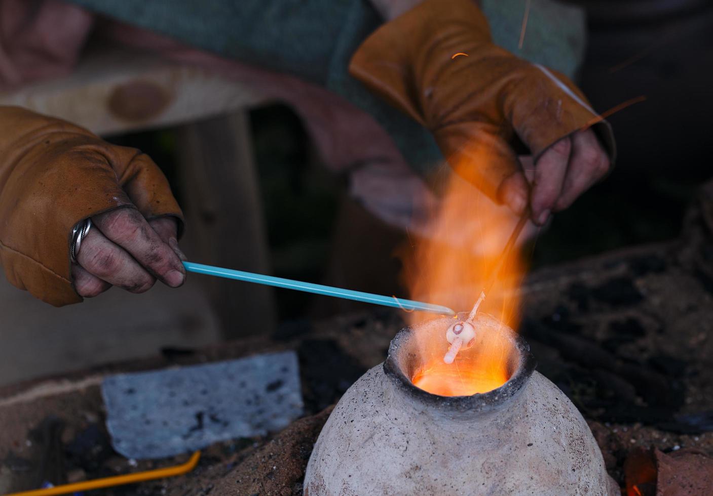 glaskunstenaar in werkplaats foto