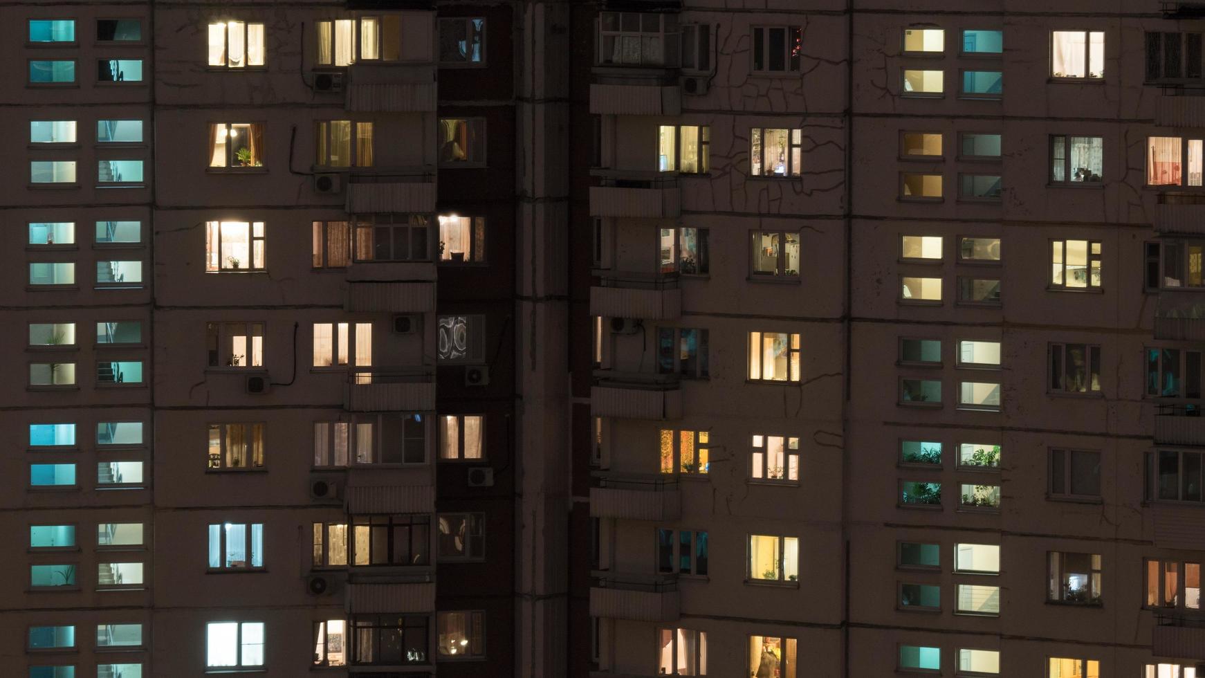 Moskou, Rusland, 2020 - Hoogbouwappartementen 's nachts foto