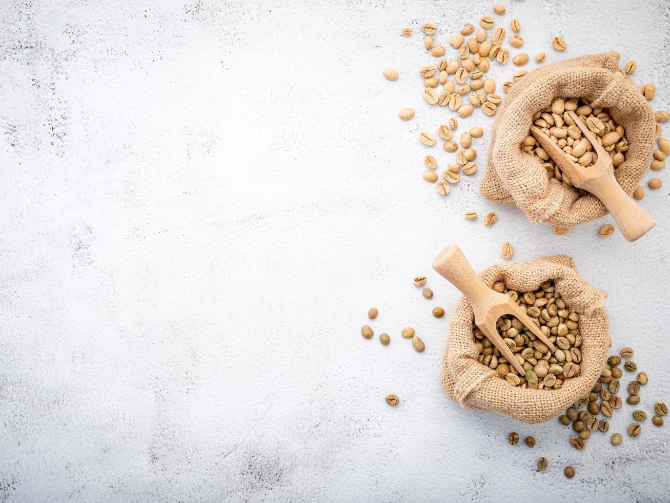 groene en bruine cafeïnevrije ongebrande koffiebonen foto