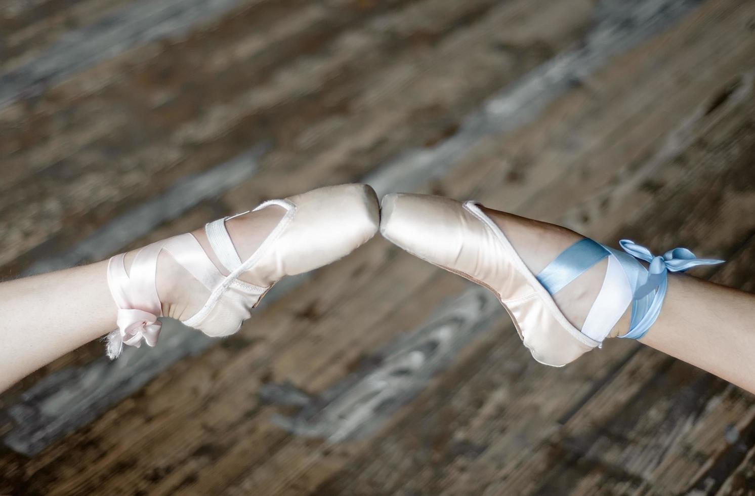 twee ballerina's die schoenen aanraken foto