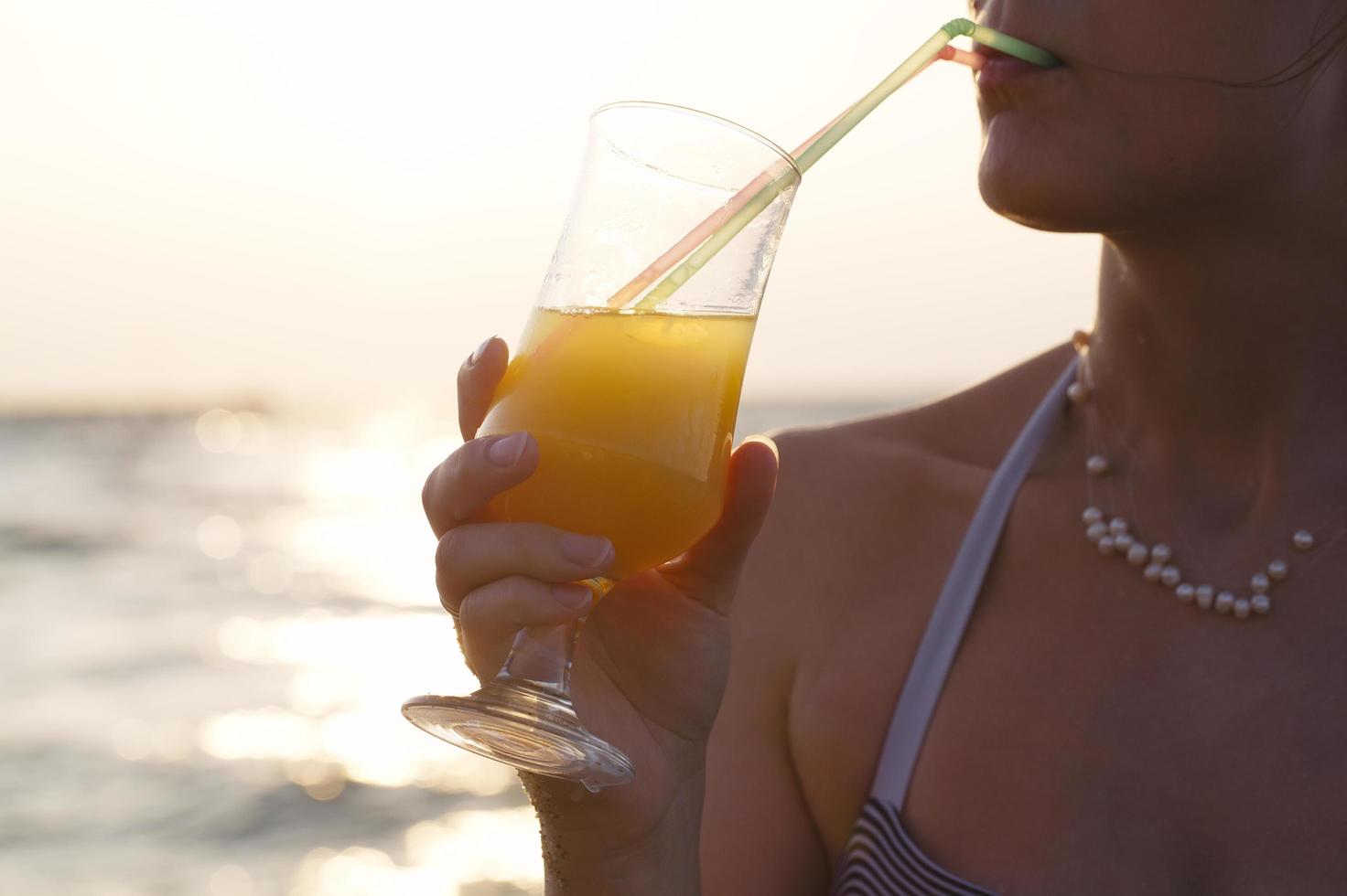 vrouw nippen aan een cocktail foto