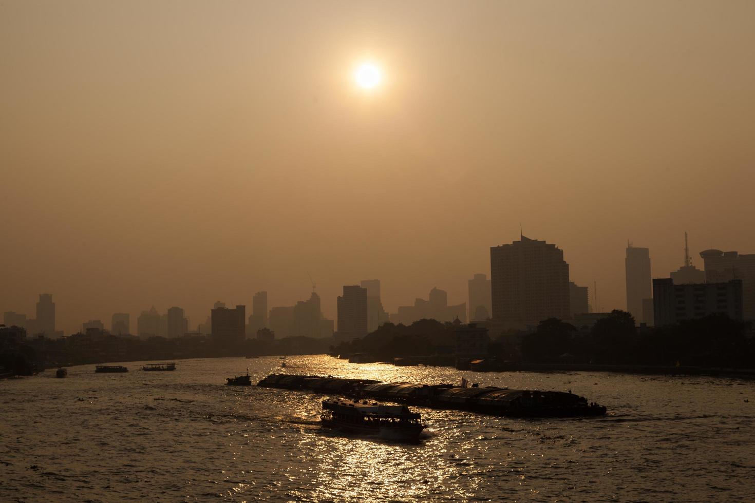 bootverkeer op de rivier, bangkok stad foto