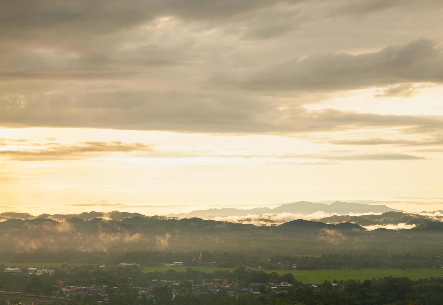 bergen en wolken bij zonsopgang foto