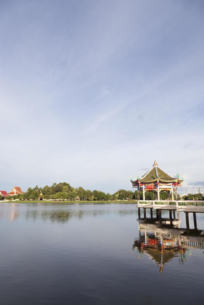 Chinees stijlpaviljoen bij de vijver in Thailand foto