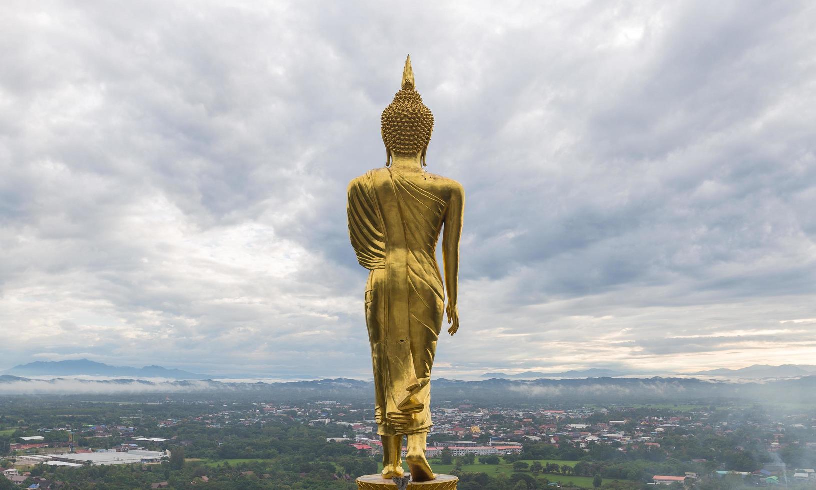 boeddha boven de stad in thailand foto