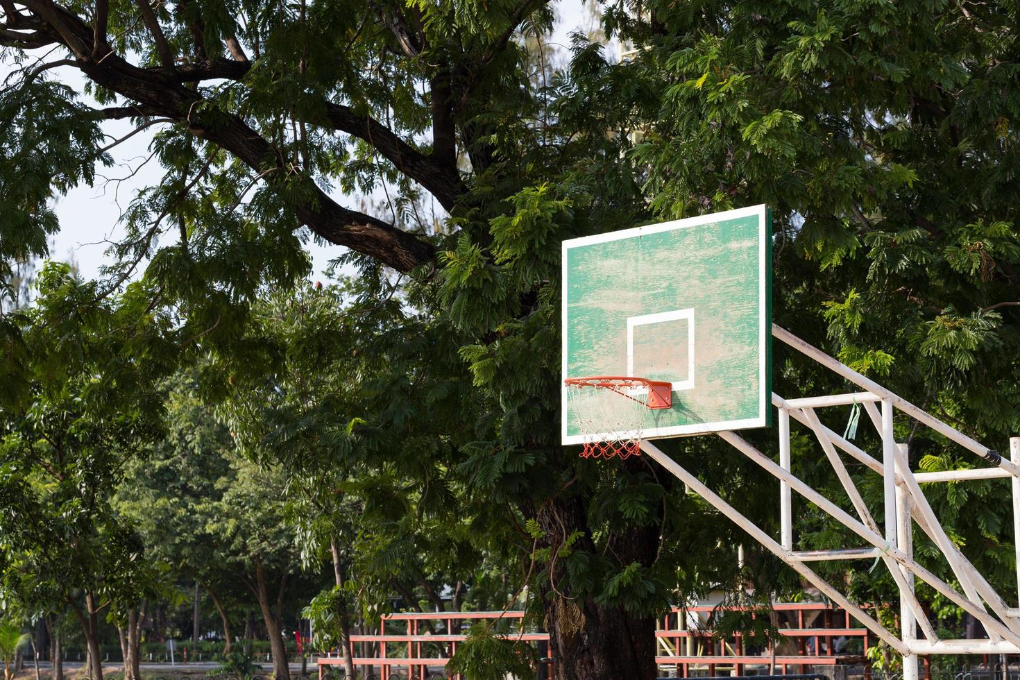 basketbalring in het park foto