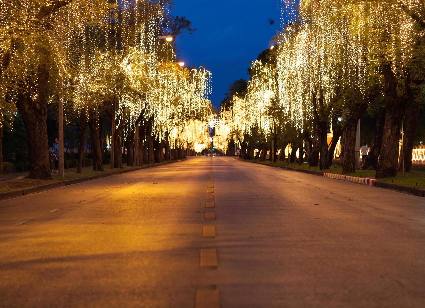 straat met verlichting foto