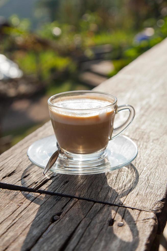 koffie op houten terras foto