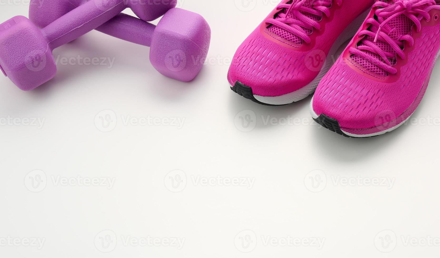 paar- van Purper sportschoenen, plastic halter Aan een wit achtergrond, top visie foto