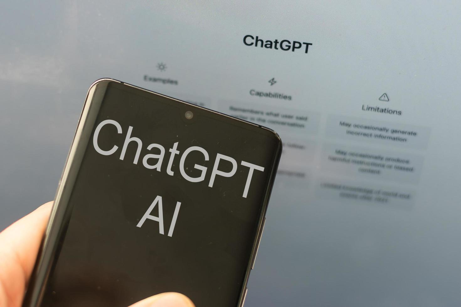 chatgpt Open ai Chatbot website Aan een smartphone. kiev, Oekraïne - februari 08, 2023 foto