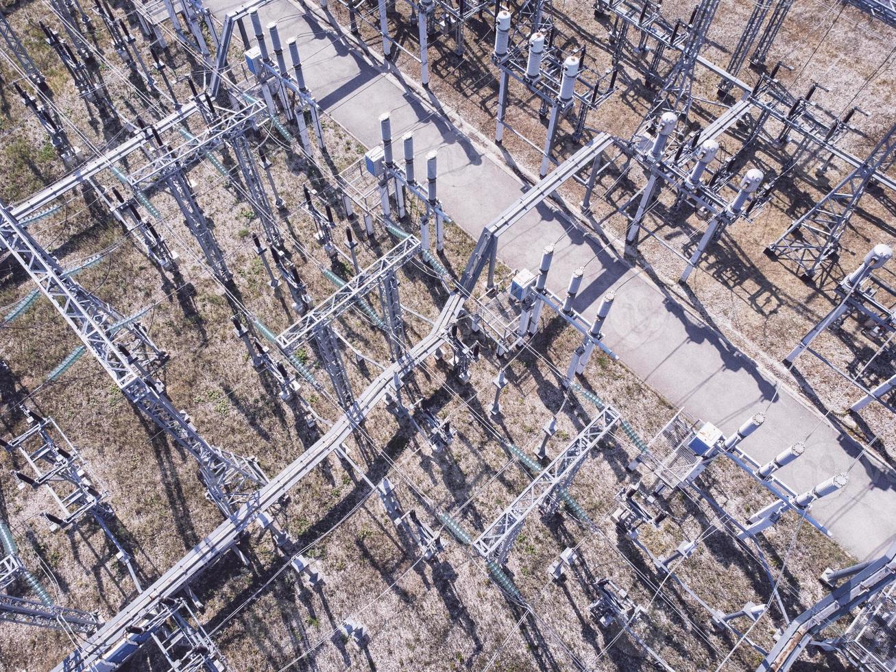 antenne visie van elektrisch hoog Spanning onderstation. foto