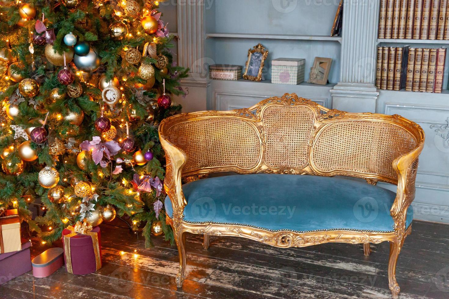 klassiek Kerstmis nieuw jaar versierd interieur kamer huis bibliotheek foto