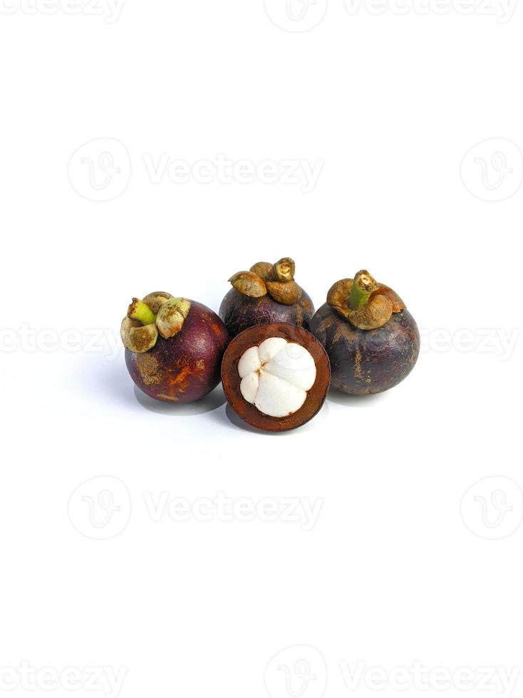 mangisboom en kruis sectie tonen de dik Purper huid en wit vlees van de koningin van fruts, Aan wit achtergrond foto