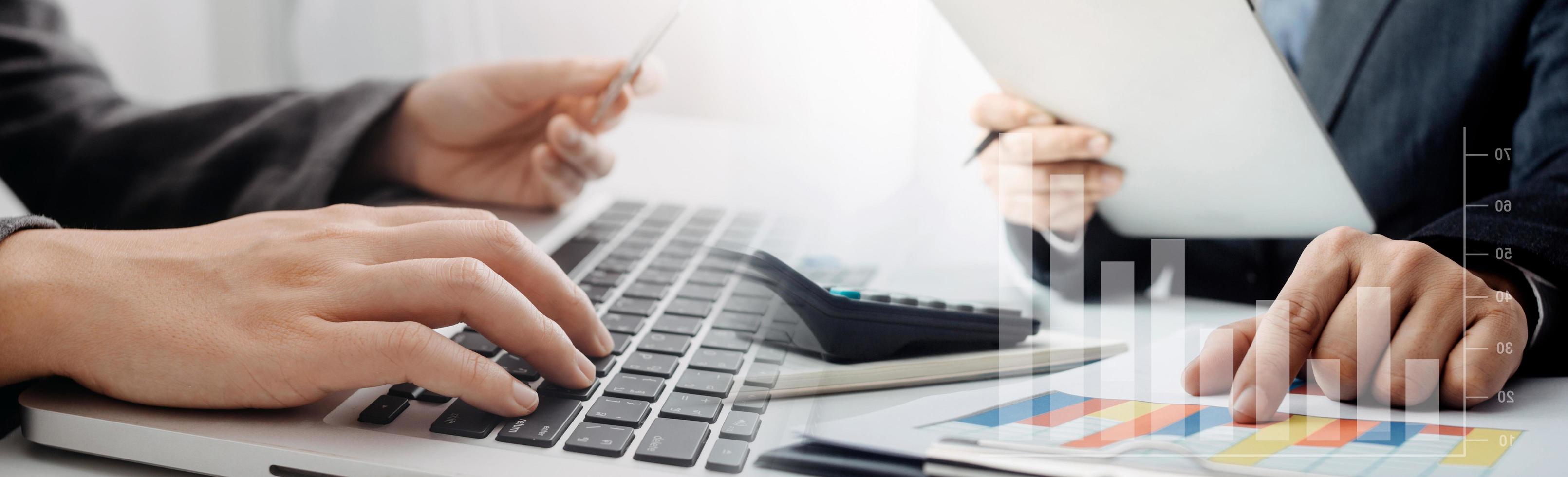 vrouw hand- gebruik makend van mobiel slim telefoon, online betaling, bank en online boodschappen doen Bij de huis. foto