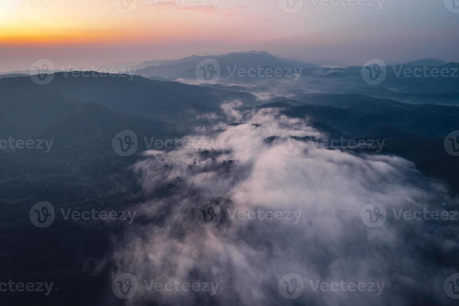 ochtend- mist en wolken in de heuvel Woud foto