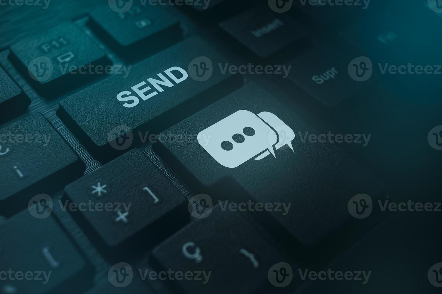 zwart toetsenbord met sturen knop. e-mail afzet concept. sociaal media. internet van dingen. foto