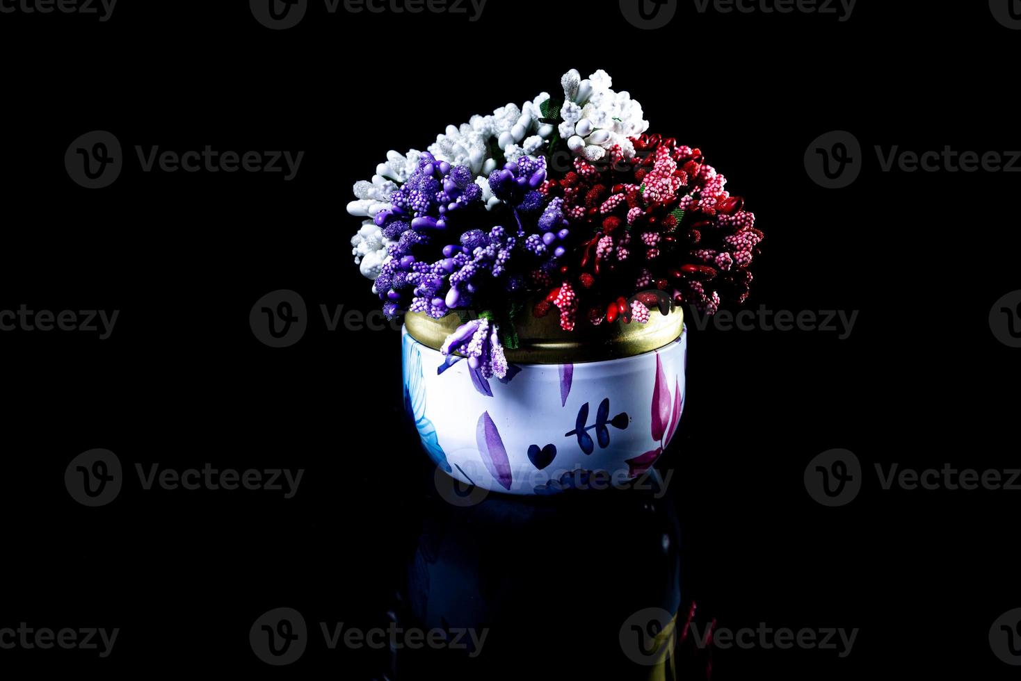 metalen vaas met wit rood blauw bloemen . met reflectie, zwart achtergrond geïsoleerd, foto