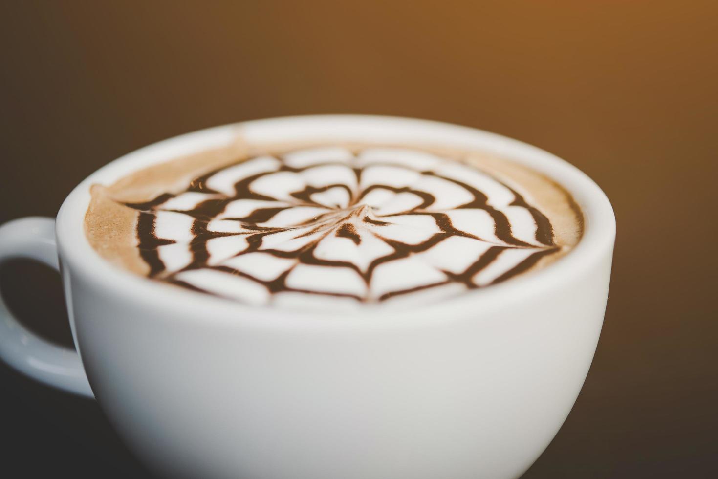 een kopje koffie op een houten tafel foto