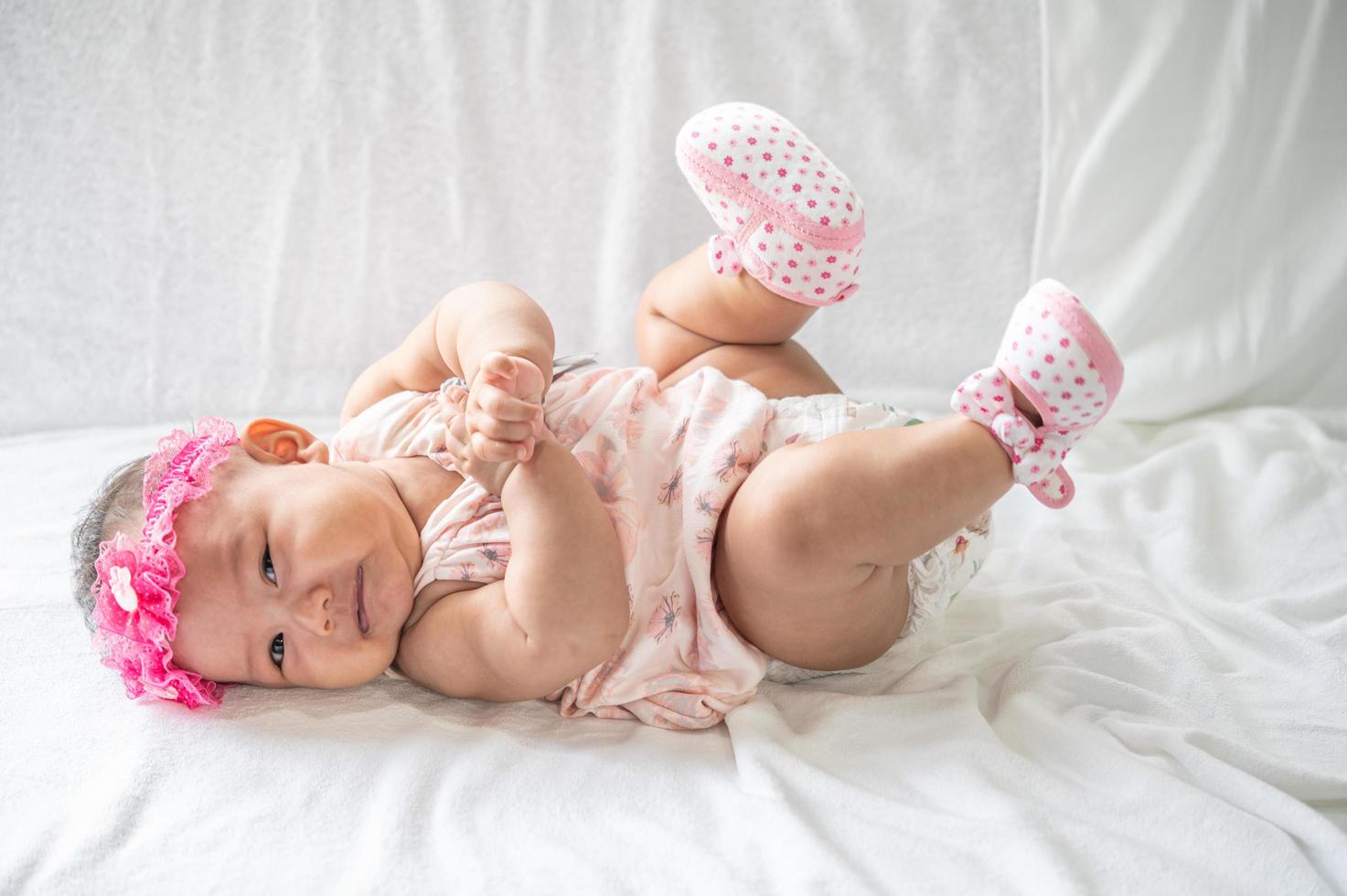 portret van een baby die op rug ligt foto