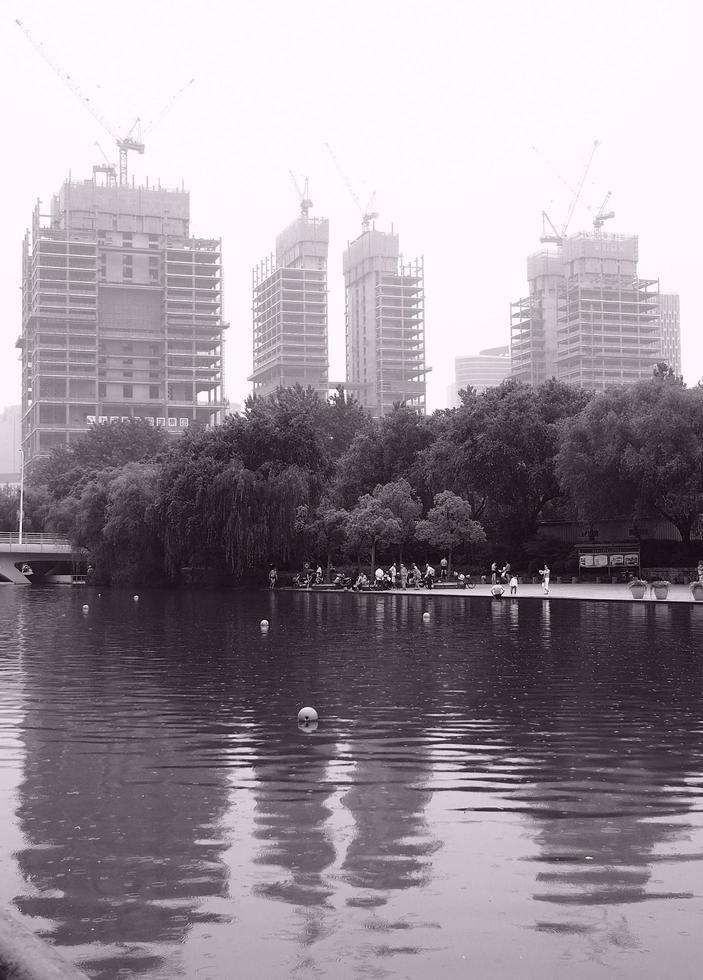gebouwen en mensen in een park in shanghai foto