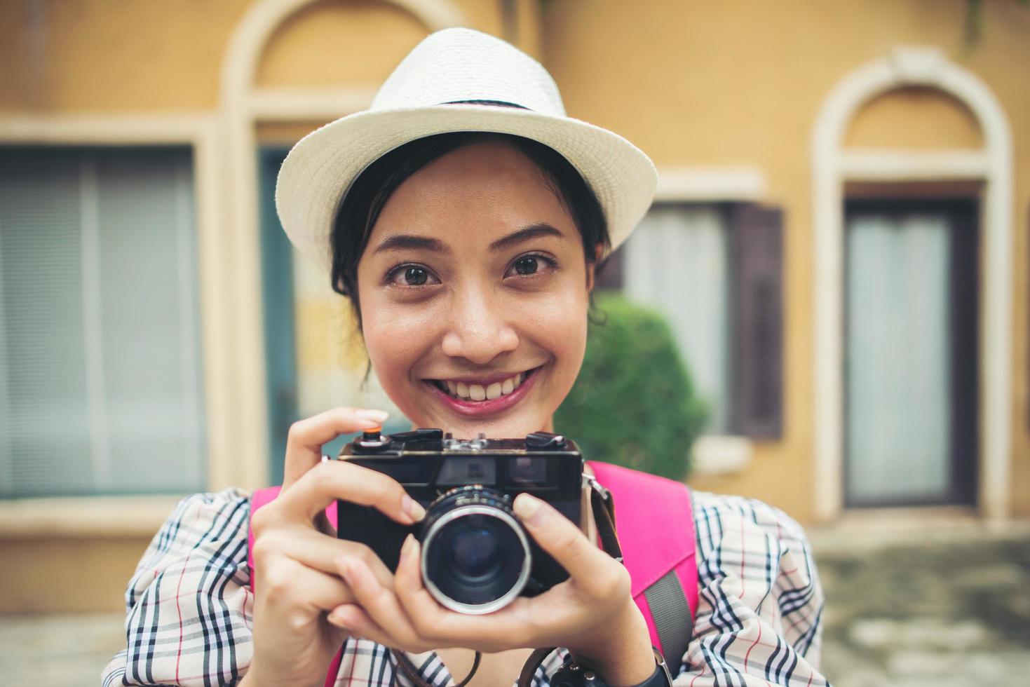 close-up van een jonge hipster vrouw backpacken in stedelijke stad foto