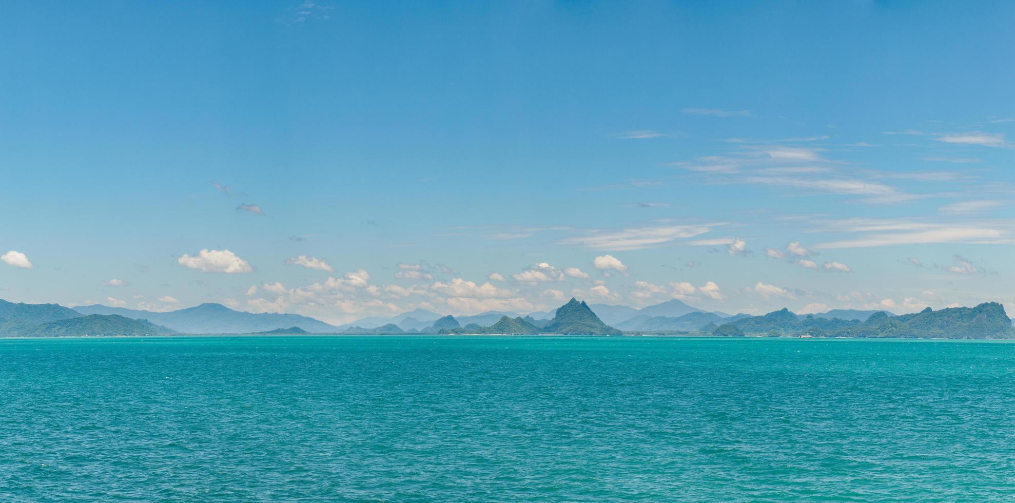 panorama van de zee en de lucht foto