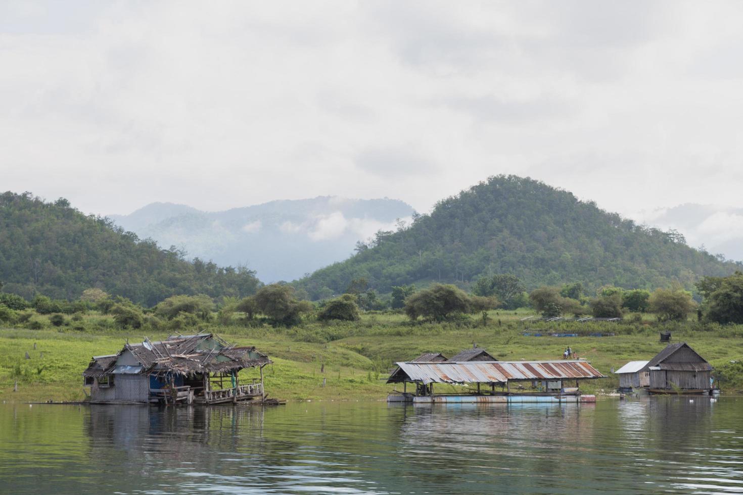 woonboot op de rivier in Thailand foto