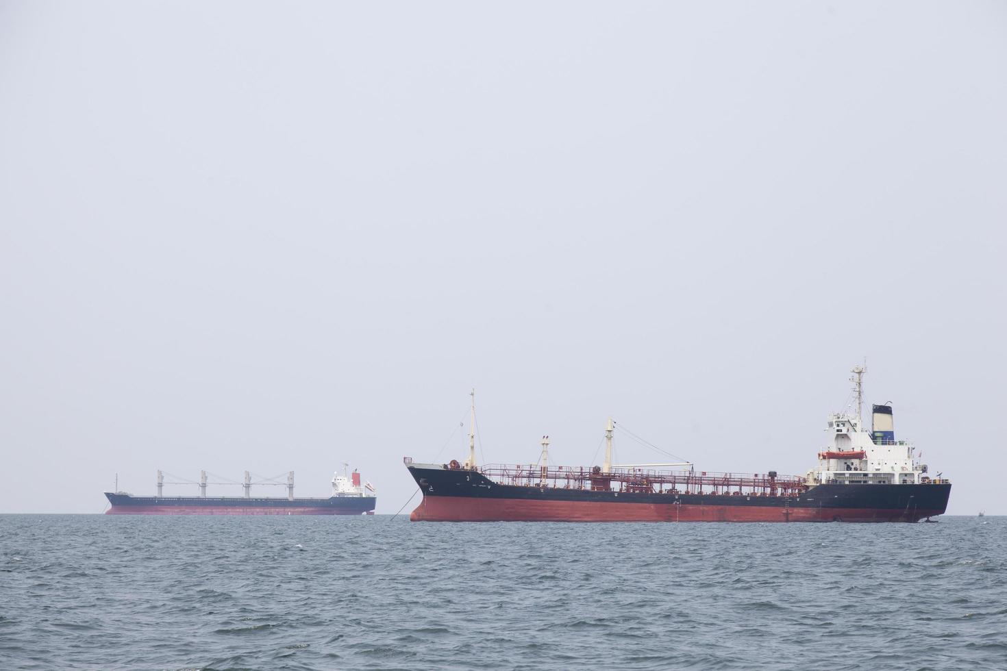 groot vrachtschip op zee foto