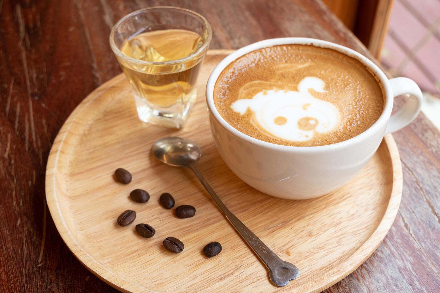 latte art in een witte kop foto