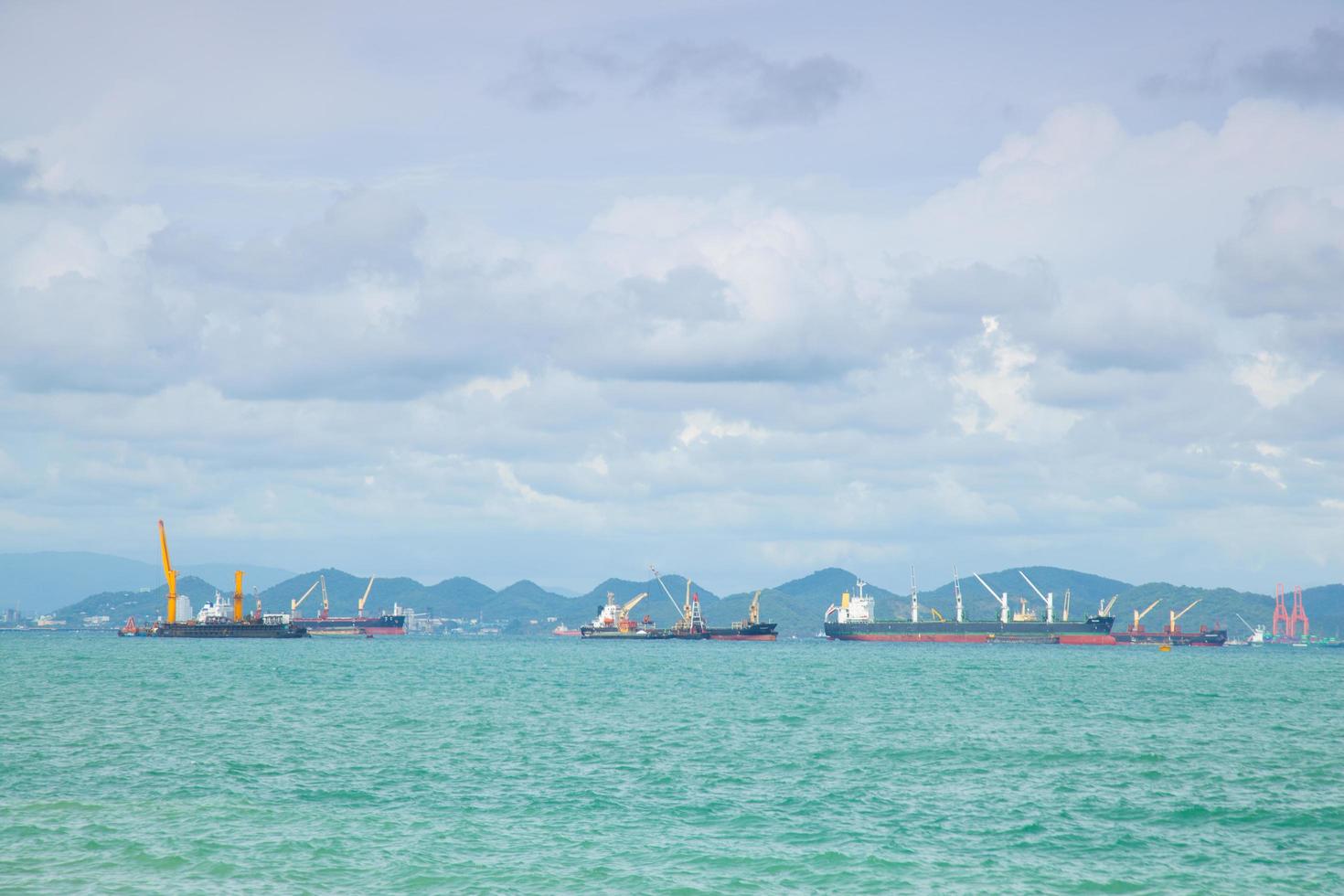 vrachtschepen voor de kust afgemeerd in Thailand foto