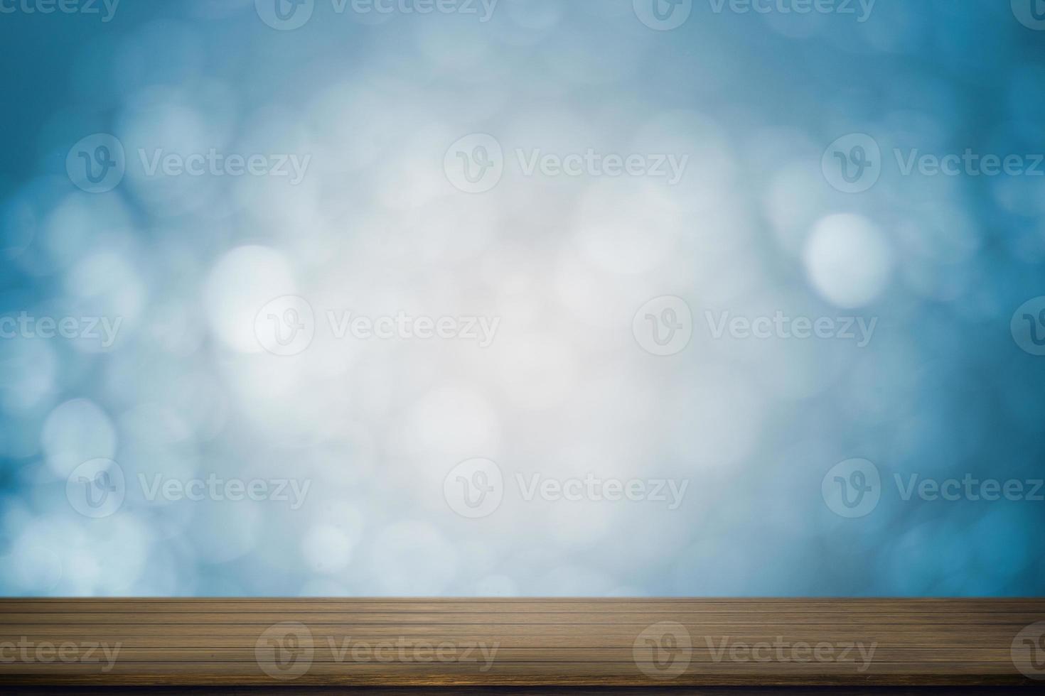 houten tafel met zachte blauwe bokeh achtergrond foto
