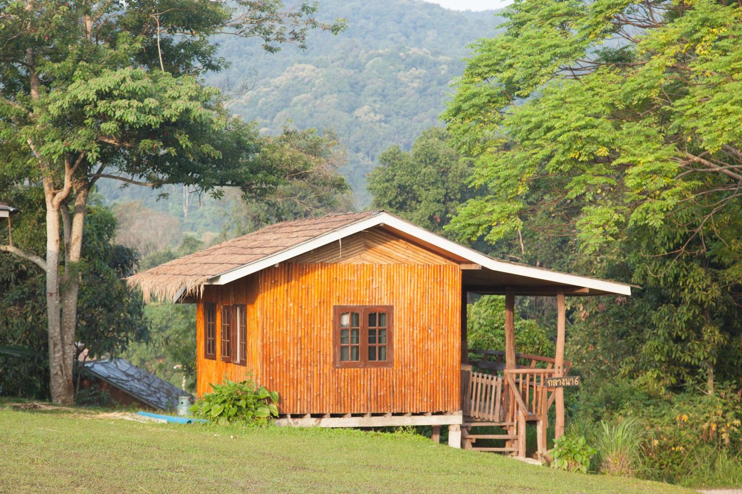 huis op de heuvel in Thailand foto