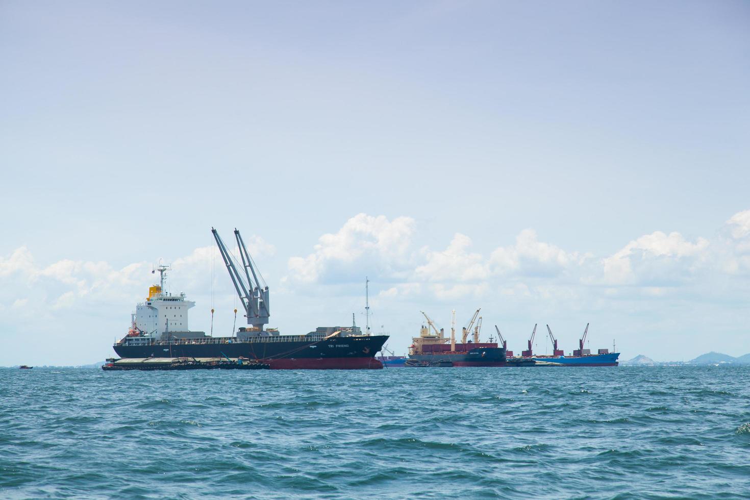 grote vrachtschepen in Thailand foto