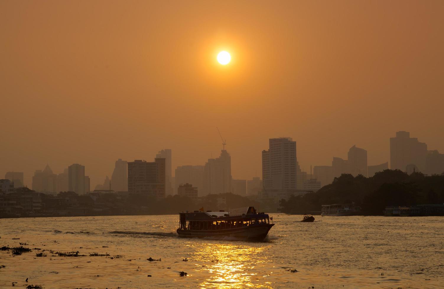 bootverkeer op de rivier, bangkok stad foto