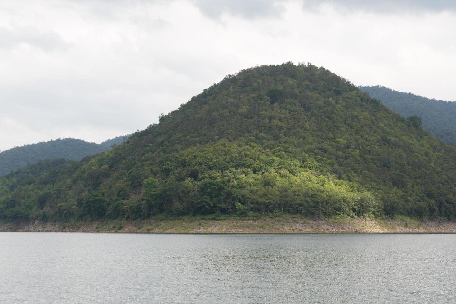bergen en water in het reservoir foto