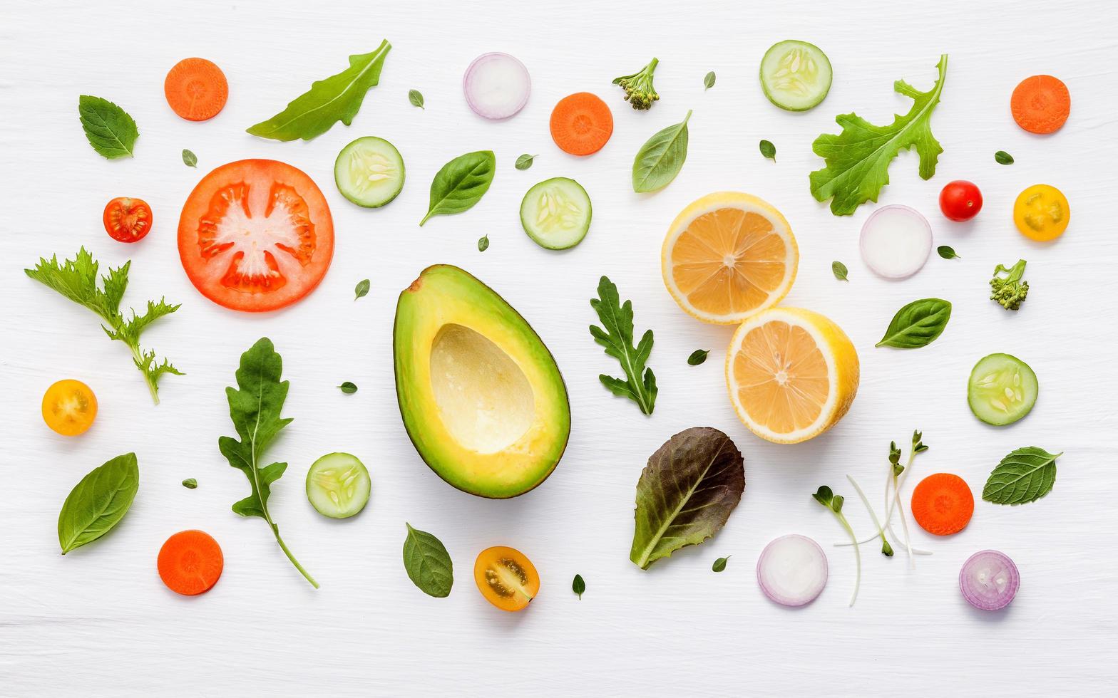 voedselpatroon met rauwe ingrediënten van salade foto