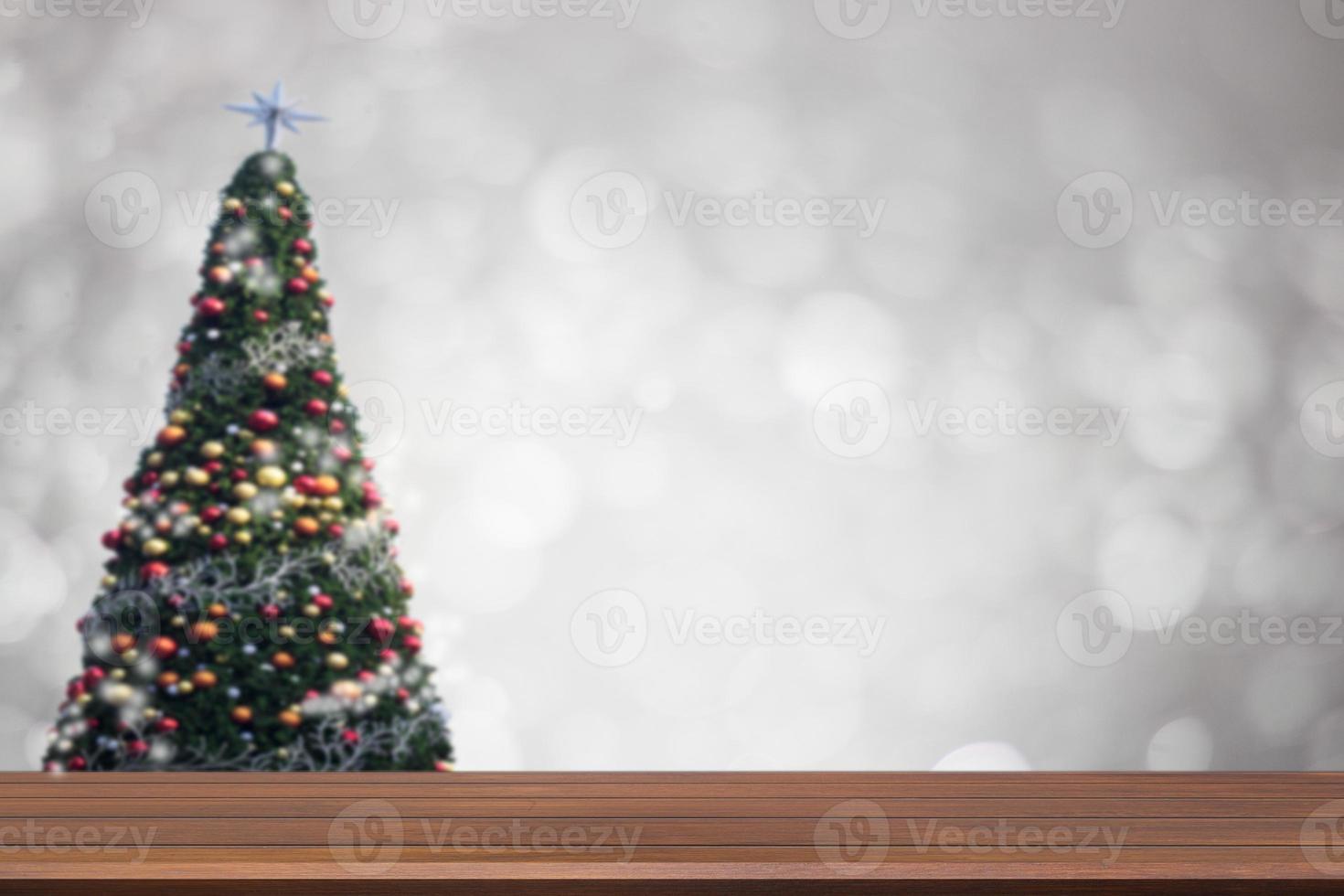 houten tafel op zachte onscherpte kerstboom achtergrond foto
