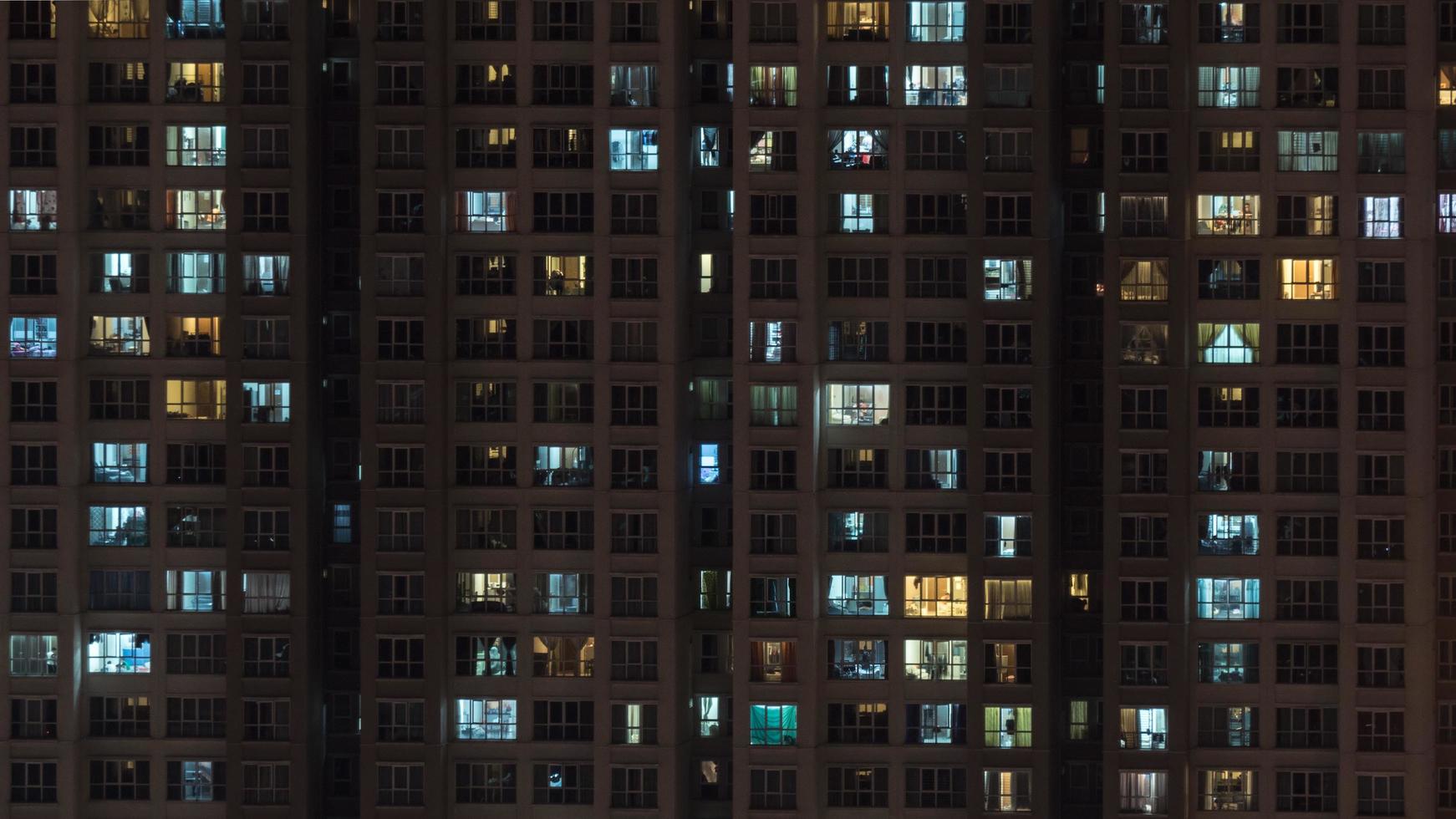 kuala lumpur, maleisië, 2020 - hoogbouw flatgebouw 's nachts foto