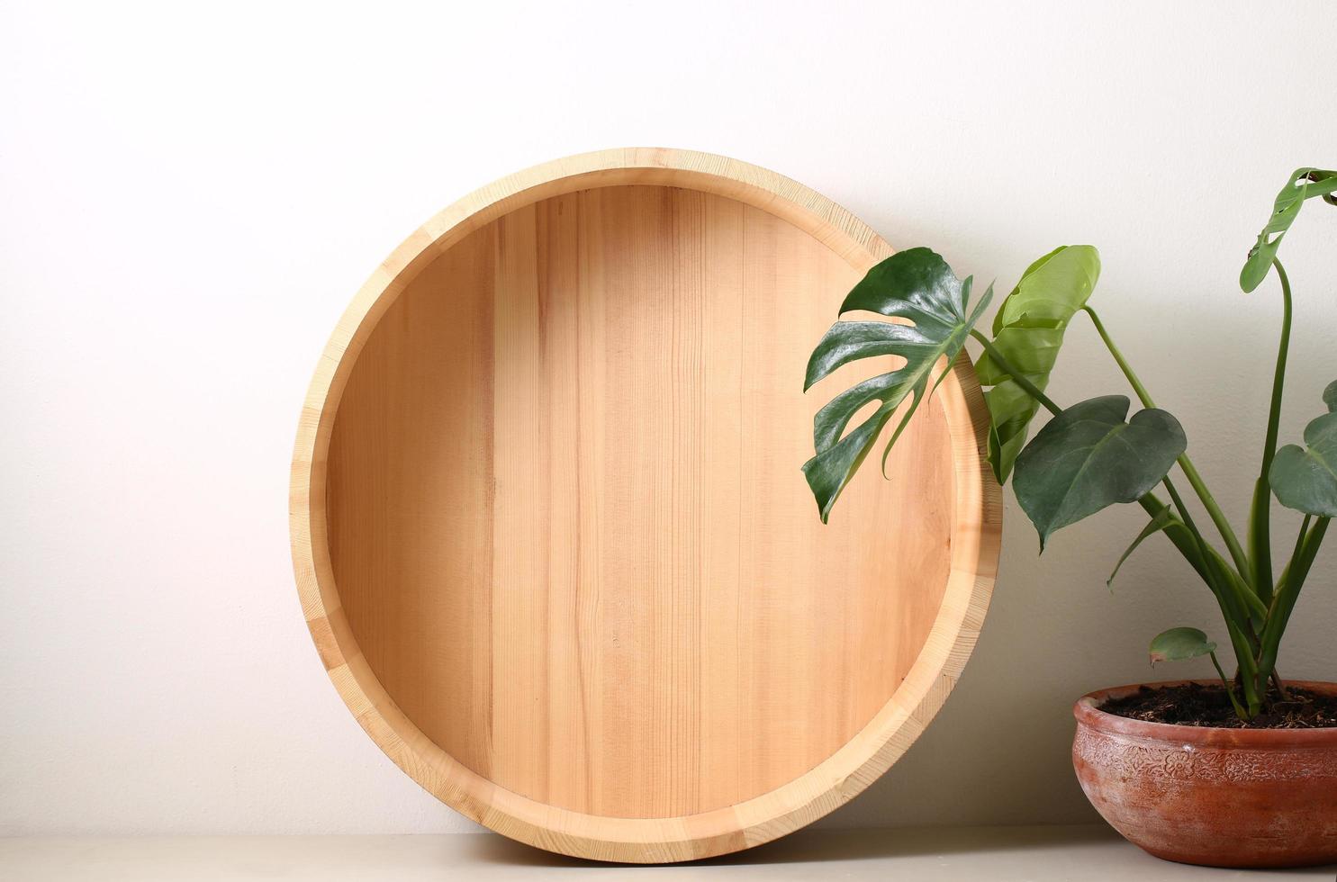 stilleven met houten plaat en plant foto