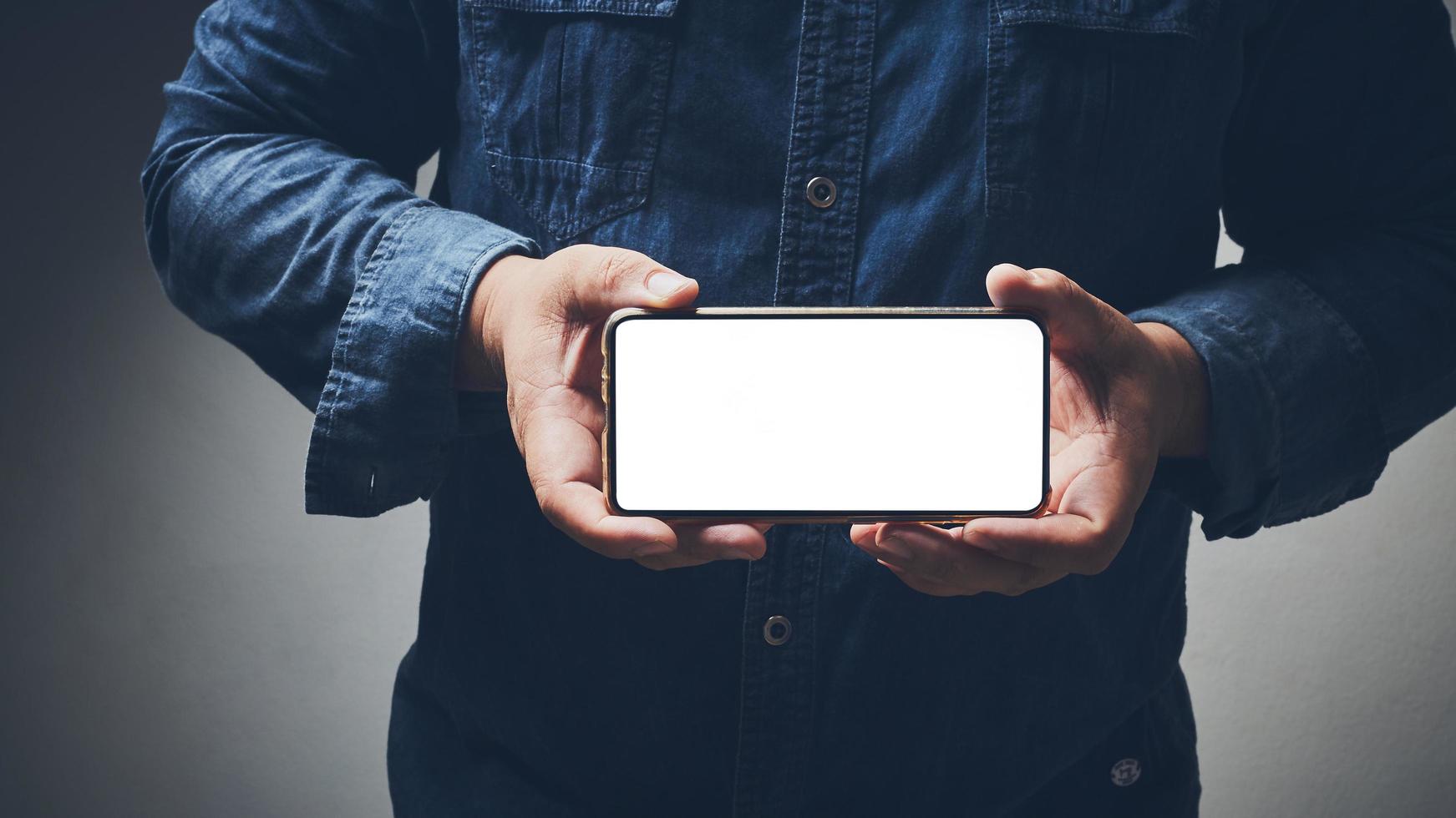 man met telefoonmodel foto