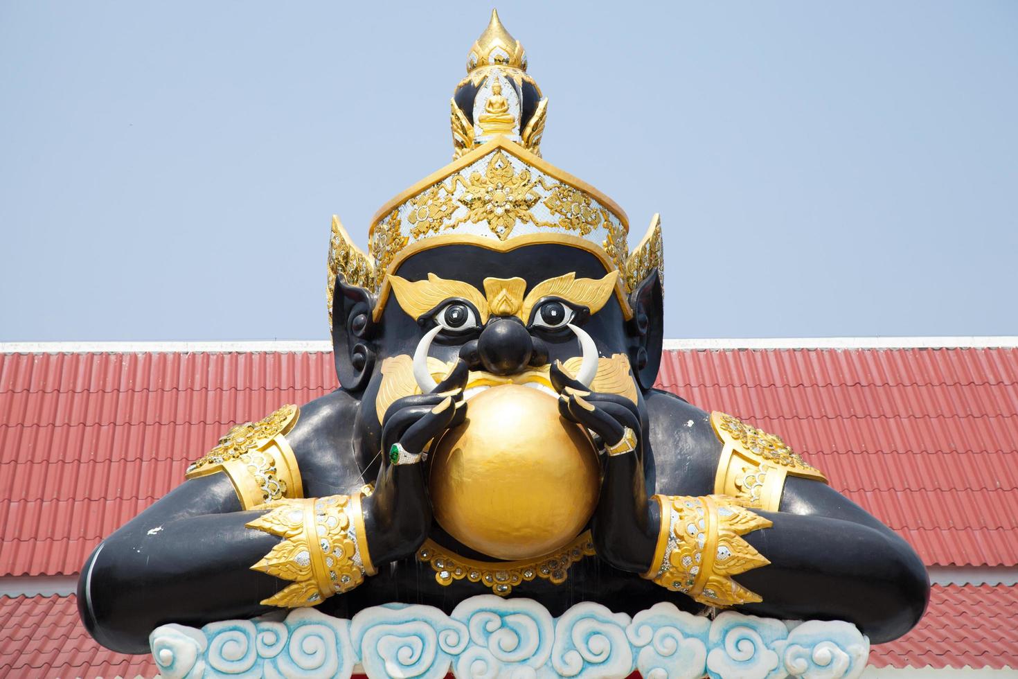 gigantisch standbeeld in een tempel in Thailand foto