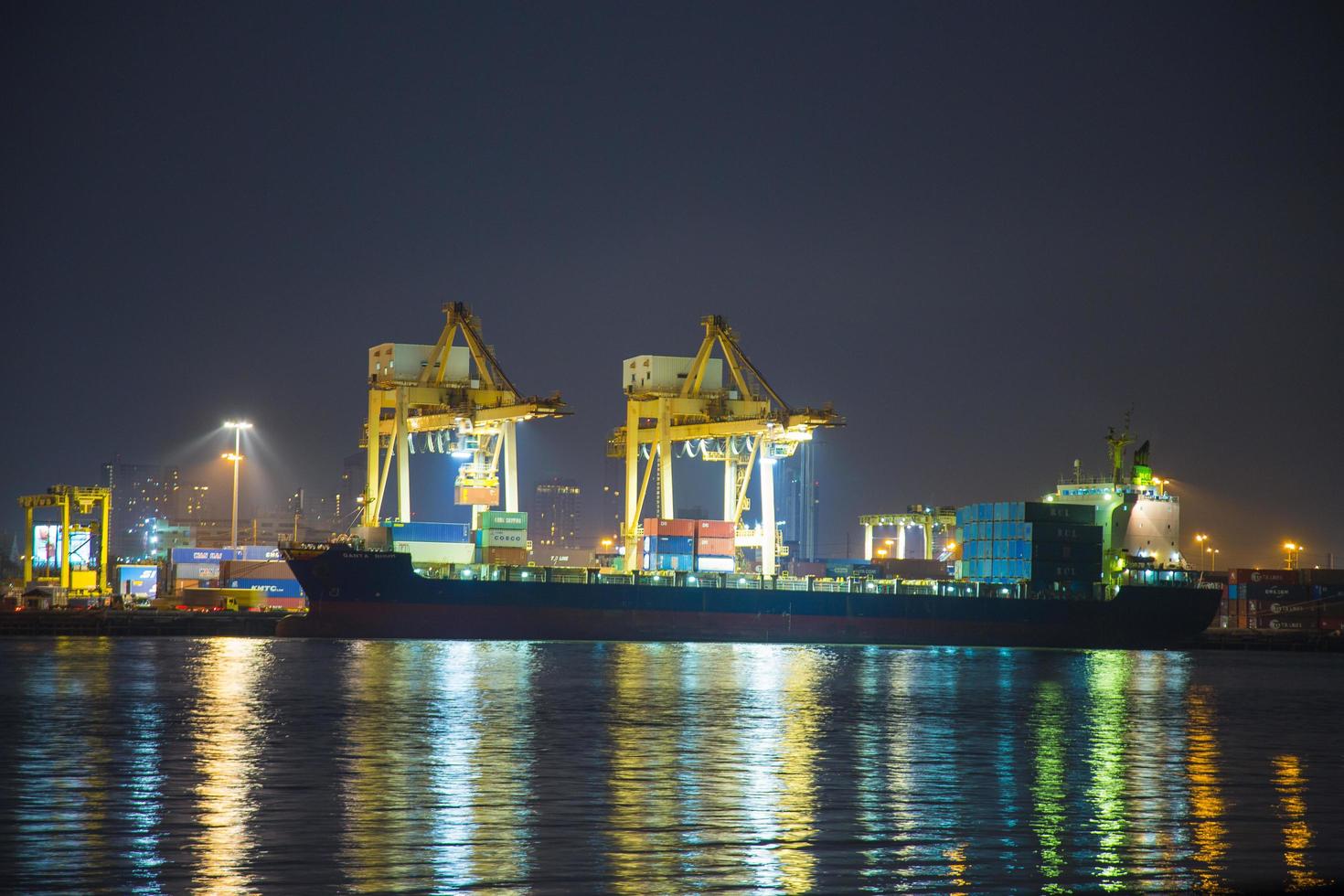 vrachtschip aanmeren in Thailand foto