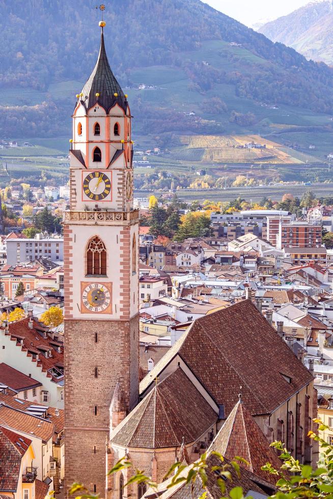 visie over- stadsgezicht met kathedraal heilige nikolaus van merano zuiden Tirol Italië gezien van beroemd wandelen spoor tappeinerweg foto