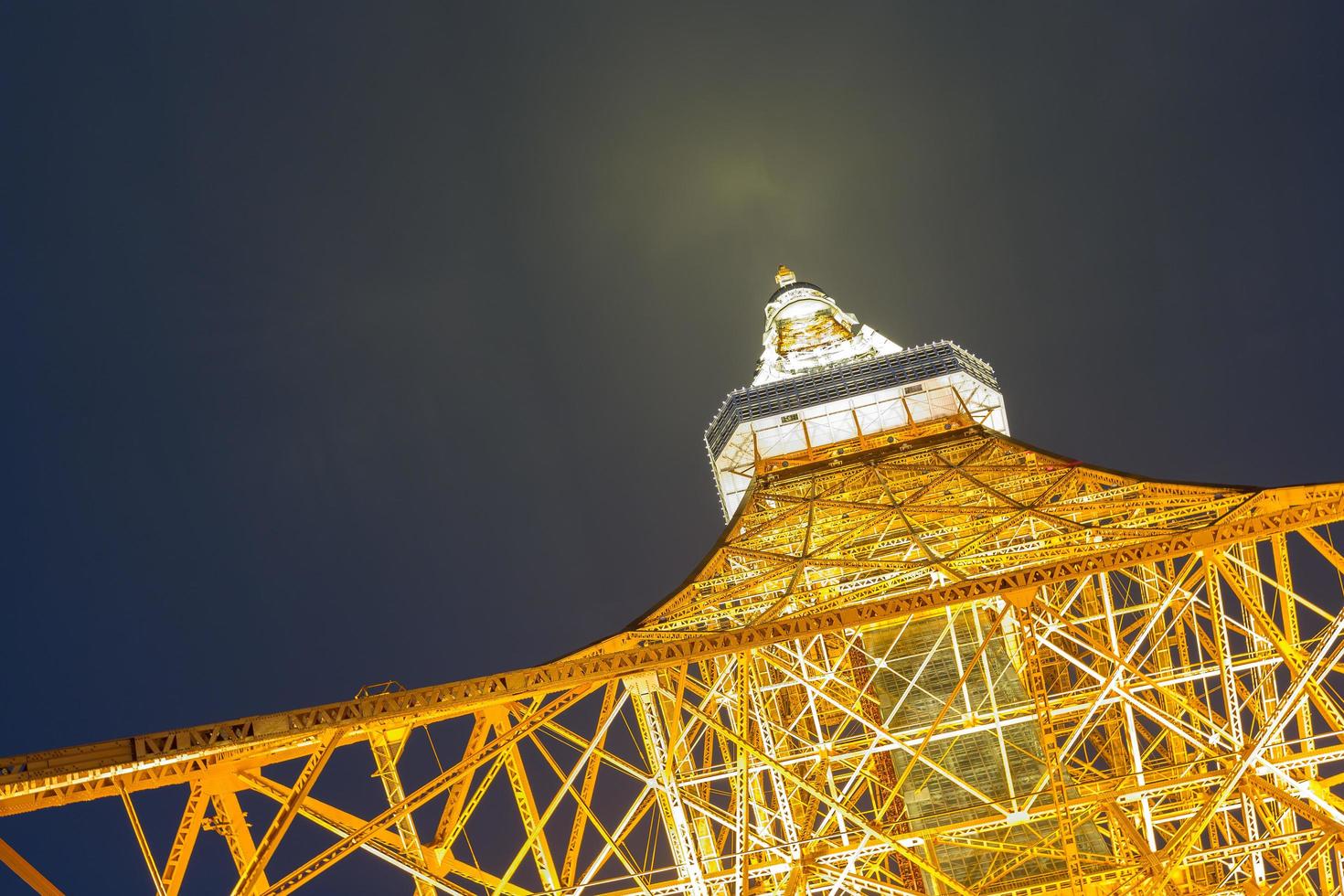 tokyo tower 's nachts in tokyo, japan foto