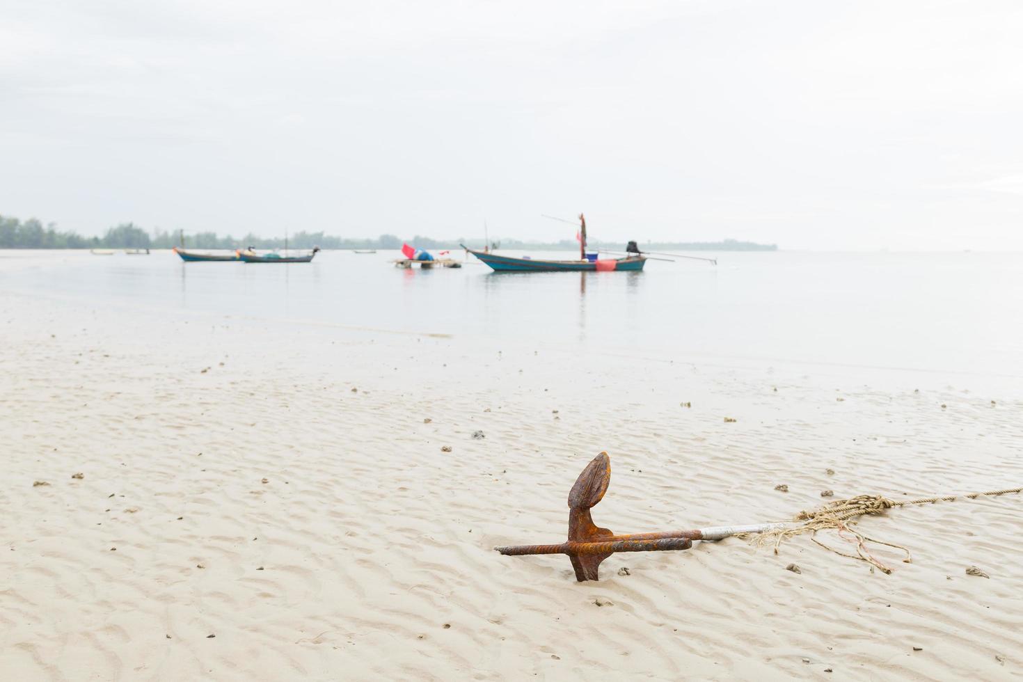 anker rustend op het strand in Thailand foto