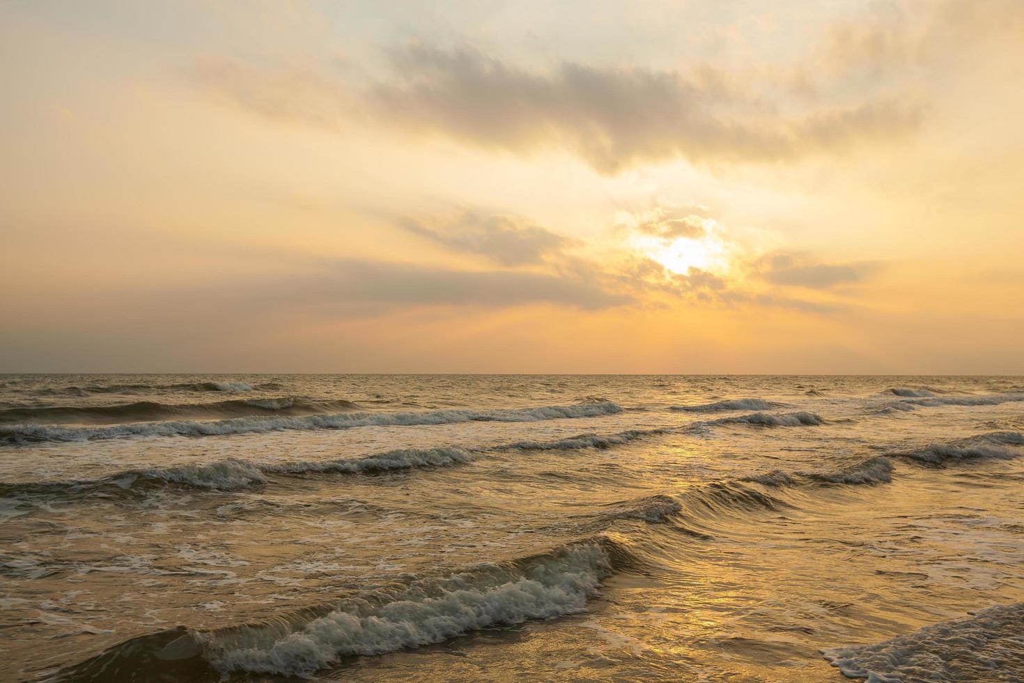 de zee bij zonsopgang foto