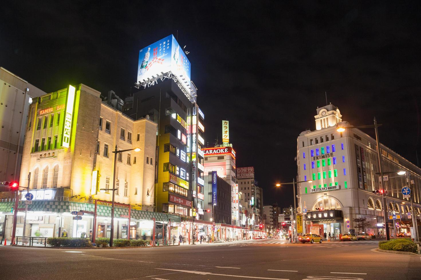 kruispunt in asakusa, tokyo in japan foto