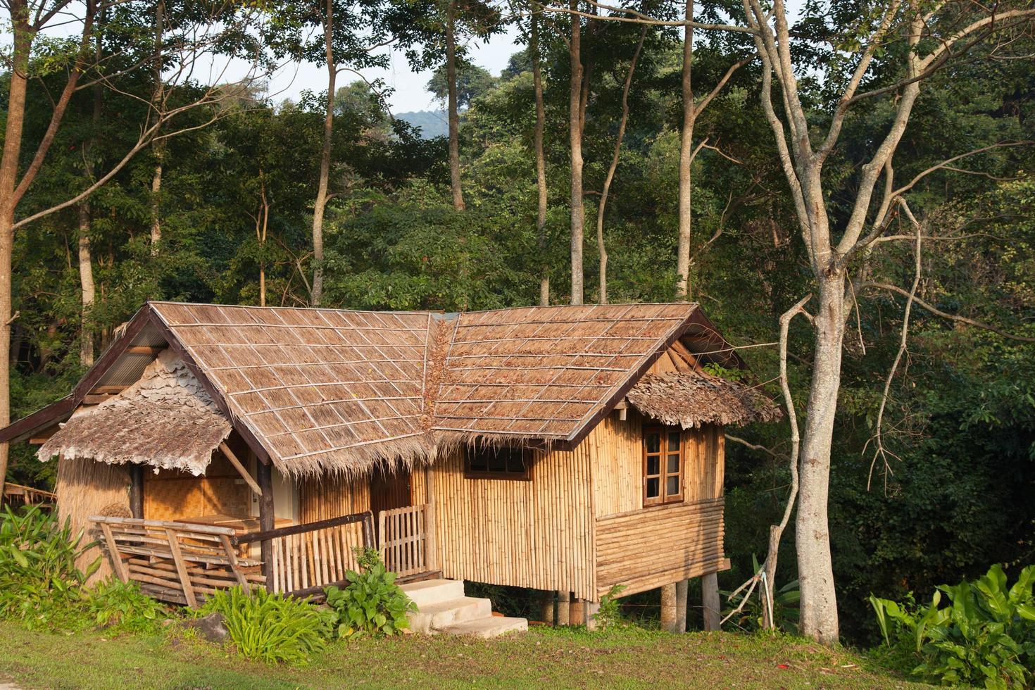 huis op de heuvel in Thailand foto