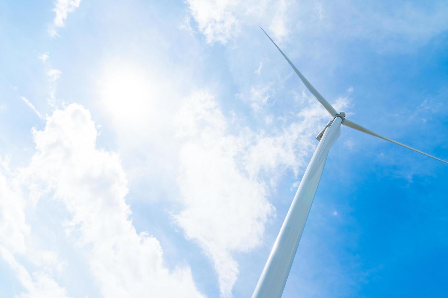 windturbine voor het opwekken van elektriciteit in Thailand foto