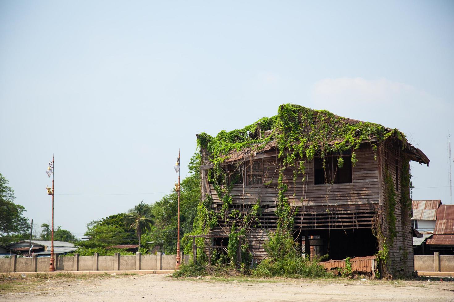 oud houten huis in Thailand foto